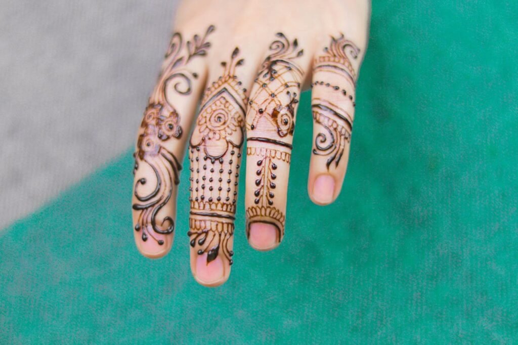 ONE finger mehndi design for front hand