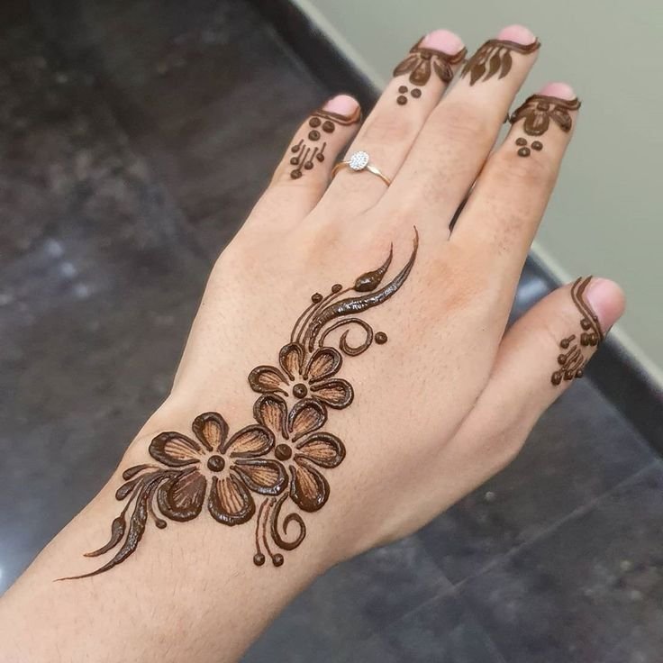 “Simple Mehndi Designs for Small Hands”