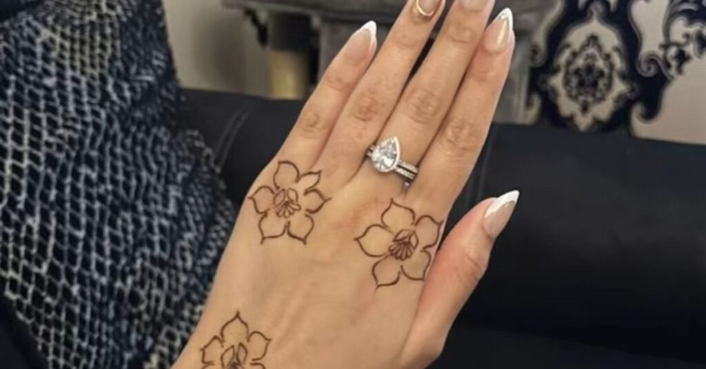 Minimal Arabic Mehndi Designs