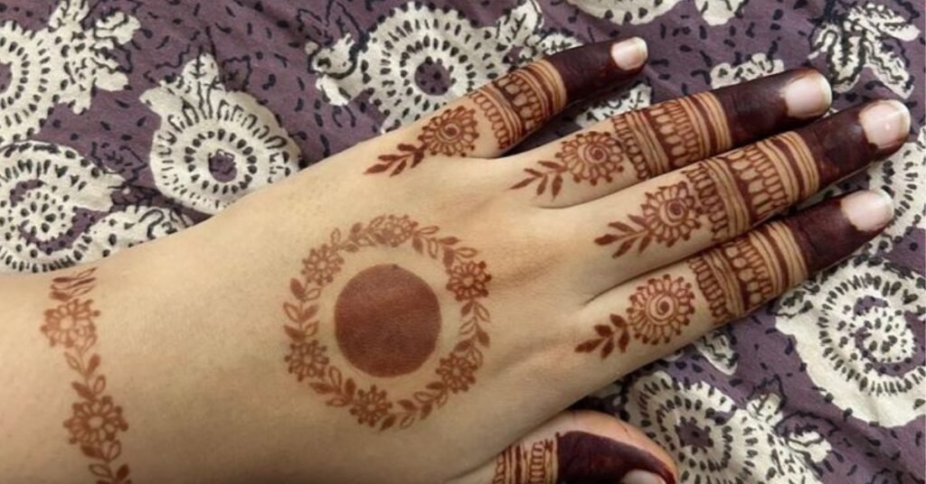 Mehndi Design in Circle Shape