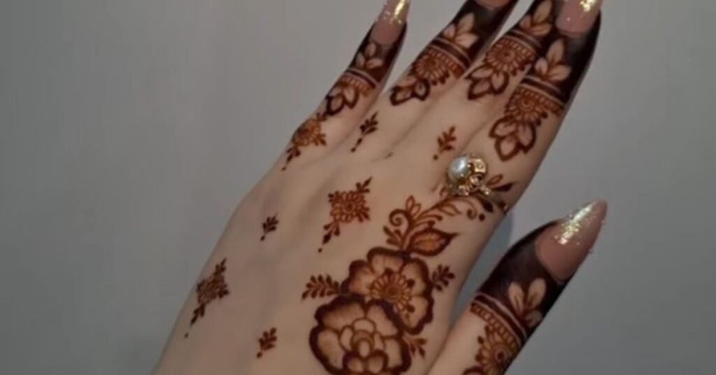 Arabic back hand mehndi design