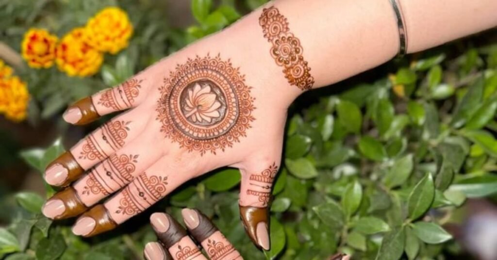 Circle Mehndi Design Simple